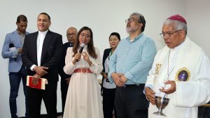La decana de la Facultad de Ciencias Sociales y de la Comunicación, Lucivel Avila, mientras expresaba agradecimientos. 