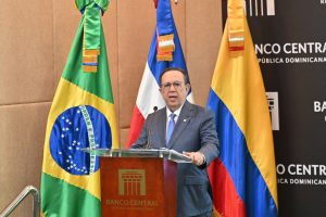 Héctor Valdez Albizu, gobernador BCRD se dirige al público presente en el 1er. Foro de Pagos Instantáneos.