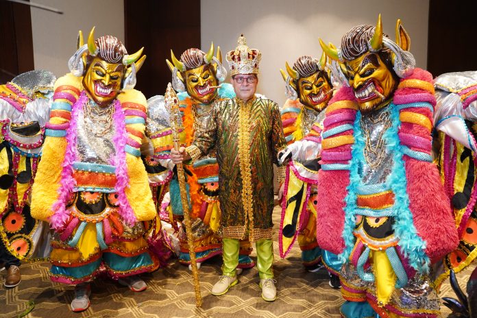 Los Broncos con el Rey MOMO Candido Gonzalez