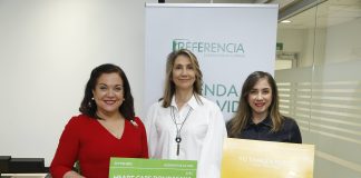 María Haché y Fabiola herrera reciben certificados de Cynthia León.