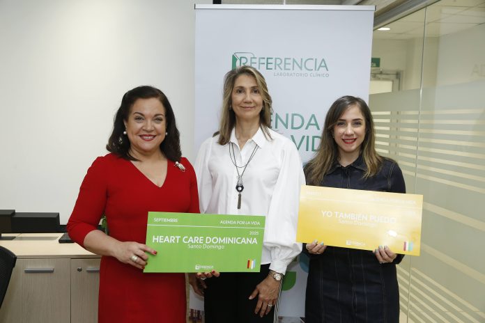 María Haché y Fabiola herrera reciben certificados de Cynthia León.