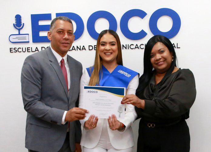 Monchy Roquez y Claudia Agramonte entregan certificados