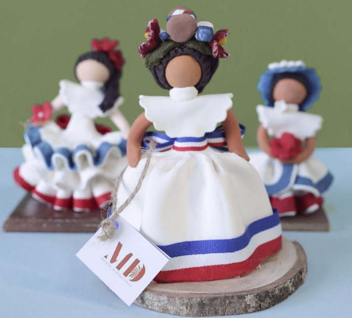 Muñecas sin rostro con vestido típico.jp