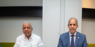 Pedro Suárez, director general del JBN, y Edwin De los Santos, presidente de AES Dominicana