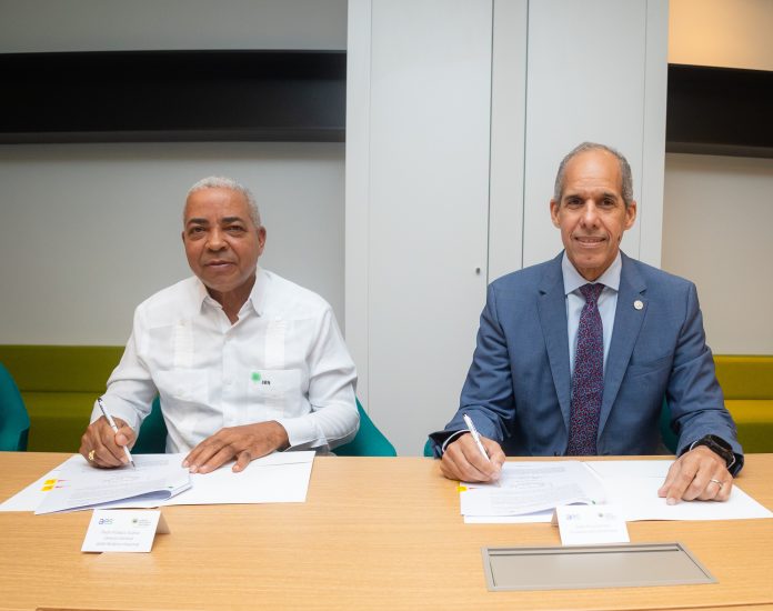 Pedro Suárez, director general del JBN, y Edwin De los Santos, presidente de AES Dominicana