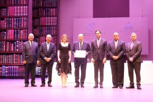 Efraím Castillo recibe el Premio Nacional de Literatura 2025 en una emotiva ceremonia en el Teatro Nacional Eduardo Brito.