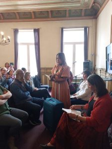 'Primavera Bajo Cero Grados' se presentó en el marco de la tertulia literaria Miguel Hernández ante la participación de contertulios de nacionalidades diversas.