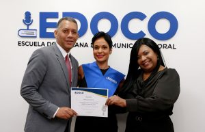 Profesores Edoco entregan certificados a estudiante.