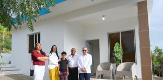 Roberto Aracena recibe las llaves de su nuevo hogar en Hato del Yaque.