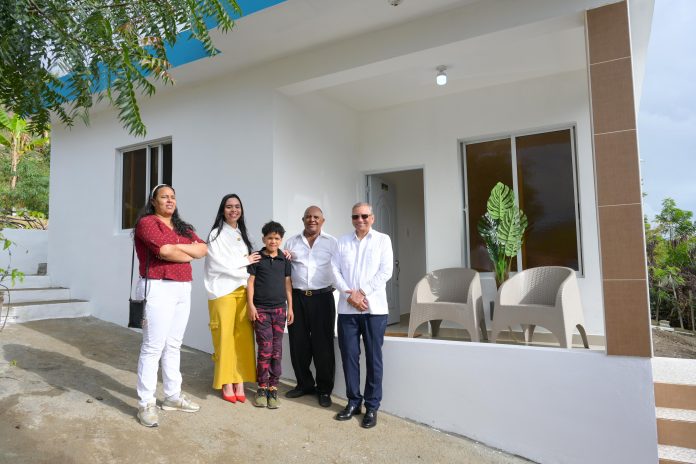 Roberto Aracena recibe las llaves de su nuevo hogar en Hato del Yaque.