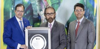 Steven Puig y Guillermo Méndez reconocen a Edmundo Aja.