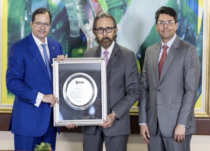 Steven Puig y Guillermo Méndez reconocen a Edmundo Aja.