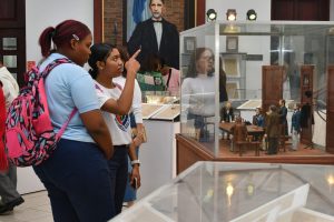 Visitante de la exposición preparada por el Archivo General de la Nación