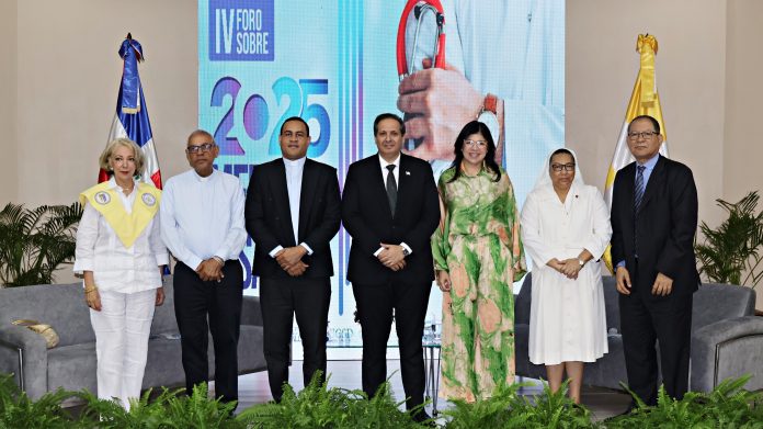 Xiomara Pimentel, Mons. Lorenzo Vargas, P. José Luis de la Cruz, Dr. Víctor Atallah, Dra. Ana Simó, Sor Trinidad Ayala, Dr. Luis Vergés. 4° Foro de Medicina y Salud en la UCSD