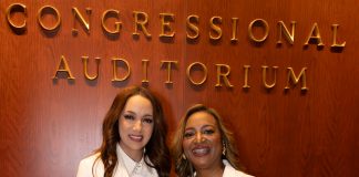 Yaneli Sosa e Irene Morillo sosteniendo un ejemplar de la IV Edición de Hispanas Influyentes