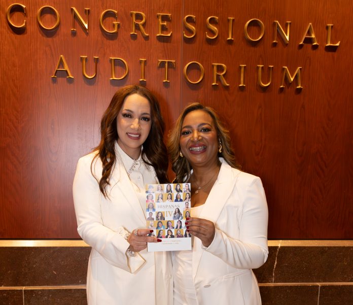 Yaneli Sosa e Irene Morillo sosteniendo un ejemplar de la IV Edición de Hispanas Influyentes Yaneli Sosa e Irene Morillo sosteniendo un ejemplar de la IV Edición de Hispanas Influyentes
