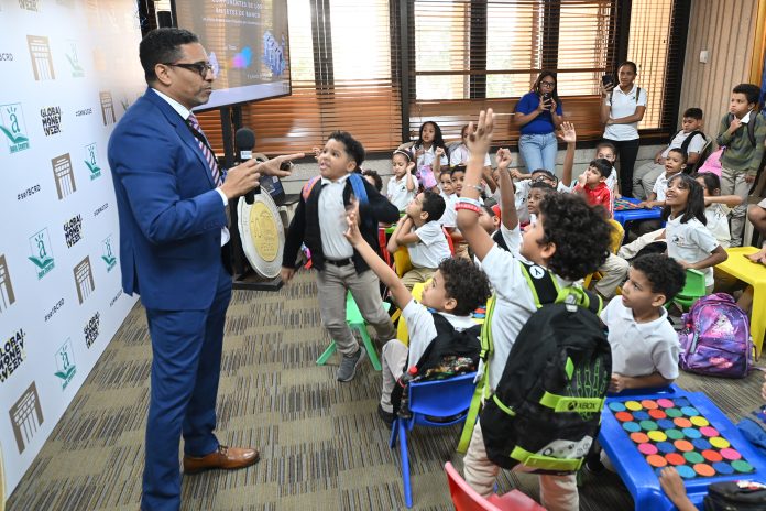 Este evento educativo busca concienciar a niños y jóvenes sobre la importancia de adquirir habilidades financieras que les ayuden a tomar decisiones responsables.