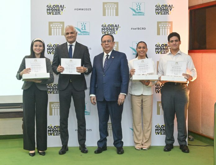Los ganadores del primer lugar.