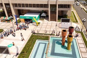 La feria educativa reunió a bancos, asociaciones de ahorro y crédito, superintendencias, ministerios y empresas privadas.