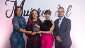 Elsa Peña Nadal recibe su premio de manos de Yenny Polanco Lovera, Carmen Bretón y Luis José Chávez.