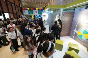 La versión 2025 rompió récords de participación, al recibir 7,951 visitantes en 166 actividades organizadas por 51 instituciones públicas y privadas. 