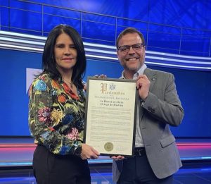 Alicia Ortega recibe reconocimiento de Luis Sepulveda.