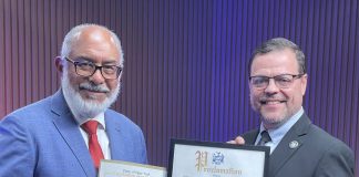 El senador estatal de Nueva York, Luis Sepúlveda, entrega reconocimiento a Pesio Maldonado.