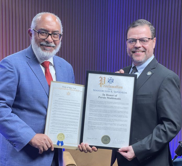 El senador estatal de Nueva York, Luis Sepúlveda, entrega reconocimiento a Pesio Maldonado.