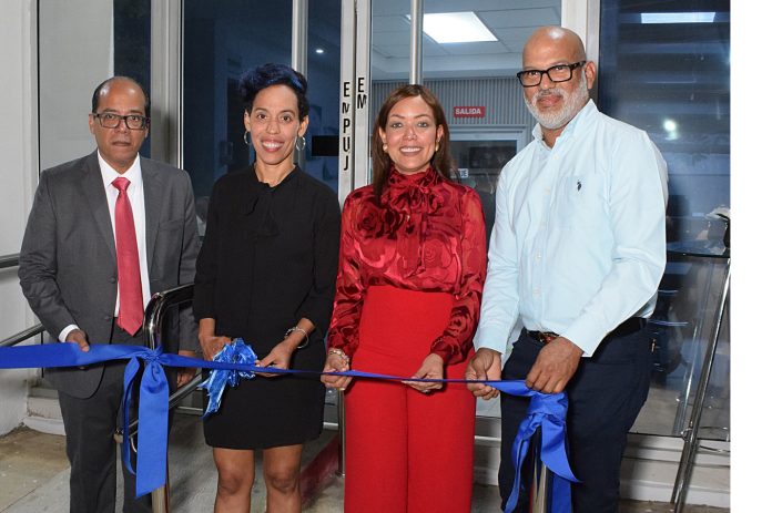 Corte de cinta. Elvin Cruz Lora, Marcia Castillo, Yomaly Almonte y Pedro Rojas.