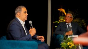 El autor de la obra Máximo Jiménez y el periodista Roberto Monclus en el conversatorio que sirvió de escenario para dar a conocer la obra.