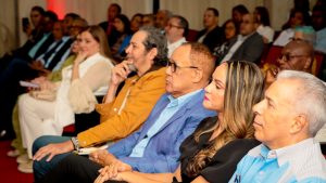 Parte del público que estuvo presente en la presentación del libro.