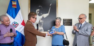Entrega de Estrella al Legado. Ellis Pérez, Iván Ruiz, Luisa Rivera Damirón y José Eliseo Rivera Damirón.