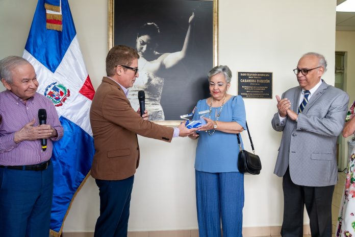 Entrega de Estrella al Legado. Ellis Pérez, Iván Ruiz, Luisa Rivera Damirón y José Eliseo Rivera Damirón. Entrega de Estrella al Legado. Ellis Pérez, Iván Ruiz, Luisa Rivera Damirón y José Eliseo Rivera Damirón.