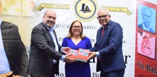 Entrega de ejemplares de Yo, Balaguer a la biblioteca pública de la institución.
