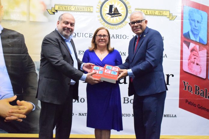 Entrega de ejemplares de Yo, Balaguer a la biblioteca pública de la institución.