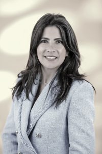 Rossanna está centrada en fomentar el crecimiento y la innovación, transformando los desafíos en oportunidades para el avance organizacional y el liderazgo en el mercado.