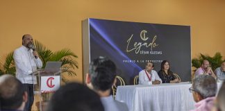 César Iglesias reconoce trayectoria de colaboradores.
