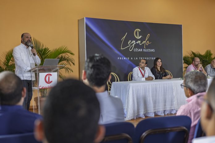 César Iglesias reconoce trayectoria de colaboradores.