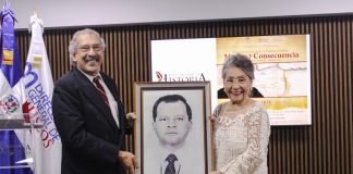 José G. Guerrero Sánchez, director del Museo Nacional de Historia y Geografía, hace entrega a Eulalia Flores del reconocimiento póstumo a Pedro Julio Santiago Canario, exdirector de la institución museística.