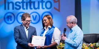 Iván Ruiz y Ellis Pérez entregan certificado de graduación a la joven Nena Isabel Vicente