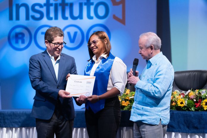 Iván Ruiz y Ellis Pérez entregan certificado de graduación a la joven Nena Isabel Vicente