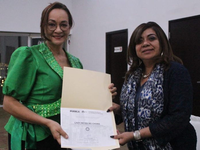 Lady Reyes junto a la directora general de Museos Puebla, Josefina Farfán Ortega.