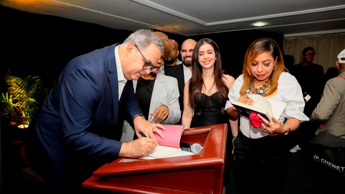 Máximo Jiménez firma libros para quienes desearon obtener la obra el día del lanzamiento.