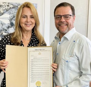 Nuria Piera recibe el reconocimiento del seador Sepulveda.