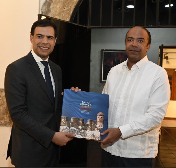 Roberto Ángel Salcedo, junto a Samuel Pereyra.