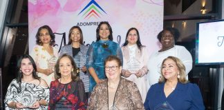 Yenny Polanco Lovera junto a las reconocidas Cristina Núñez, Deyanira Pappaterra, Elizabeth Tovar, Elsa Peña Nadal, Karina Vallejo, Luisa de Aquino, Soraya Rodríguez y Yudit García.