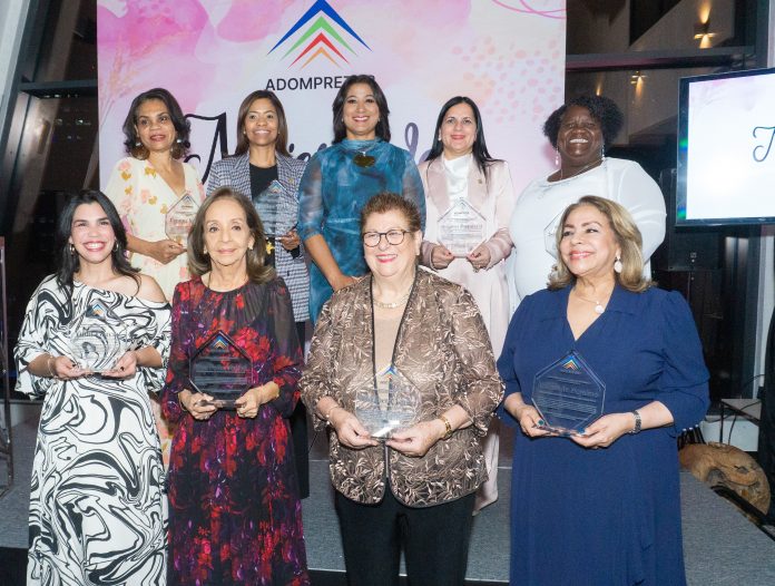 Yenny Polanco Lovera junto a las reconocidas Cristina Núñez, Deyanira Pappaterra, Elizabeth Tovar, Elsa Peña Nadal, Karina Vallejo, Luisa de Aquino, Soraya Rodríguez y Yudit García.