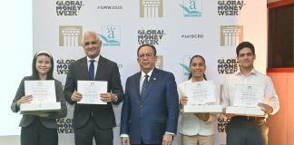 Los ganadores del primer lugar junto al gobernador del Banco Central.