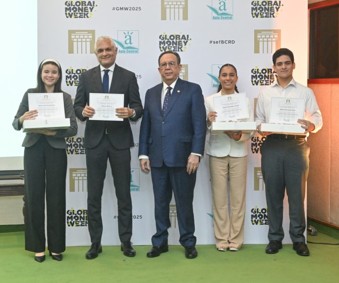 1er lugar Los ganadores del primer lugar junto al gobernador del Banco Central.