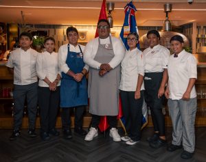 Chef Jim Echavarría y sus asistentes de cocina